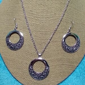 Silvertone intricate scroll design circle necklace wire earrings set